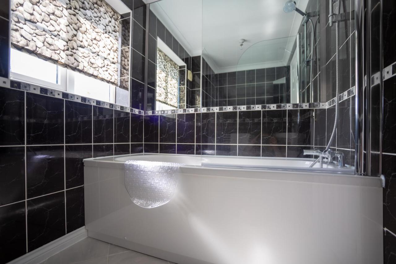 Hereford - Finch House - Modern 4 Bedroom House Located In South Hereford, Dog Friendly With Nearby Countryside, Pool Table, Sleeps Up To 10 Guests - Hosted By Rentmyhouse Bagian luar foto