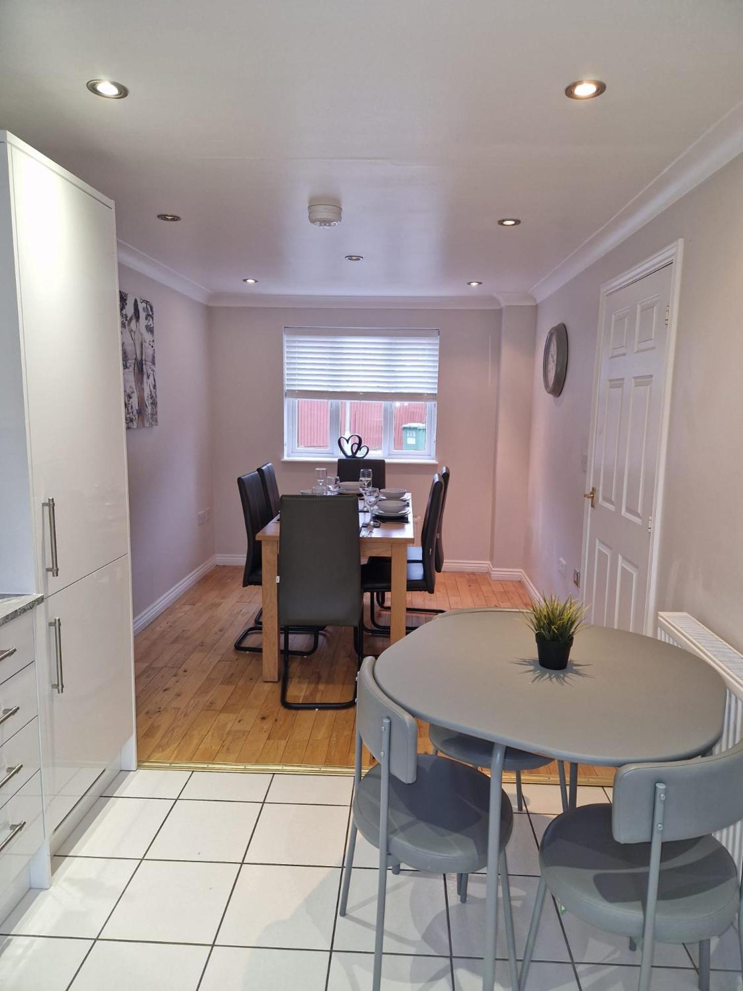 Hereford - Finch House - Modern 4 Bedroom House Located In South Hereford, Dog Friendly With Nearby Countryside, Pool Table, Sleeps Up To 10 Guests - Hosted By Rentmyhouse Bagian luar foto